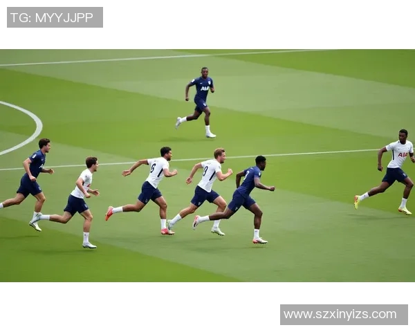 孩子在球场偶遇足球明星恳请签名感动全场的温馨瞬间